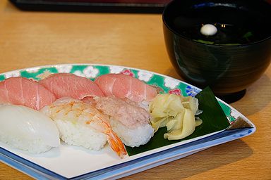 せんざん横浜東口店 大トロ握り寿司