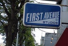 戸塚 First Avenue 看板