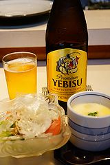 たつみ寿司 総本店 サラダ、茶わん蒸し、ビール