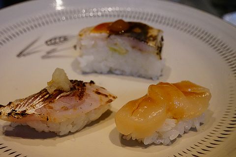 たつみ寿司 総本店 鰆の押し寿司、帆立貝、カマスの炙り