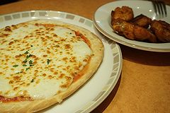 サイゼリヤ 恵比寿駅東口店 マルゲリータピザと辛味チキン