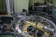 キリンビール横浜工場 缶蓋巻き閉め機