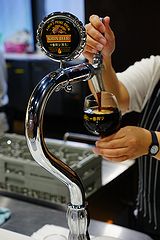 キリンビール横浜工場 注がれる一番搾り＜黒生＞