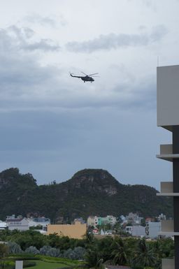 Hyatt Regency Danang上空を飛ぶ軍用ヘリ