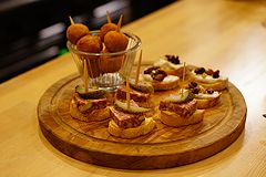 バルベーラ ブルスケッタとオリーブのフライ