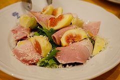 バルベーラ イチジクとハムのサラダ