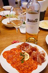 都内のパーティールーム 生ハムとスパイシーサラミ