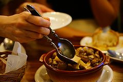 しもかわワイン倶楽部 ワイバーン アヒージョの取り分け