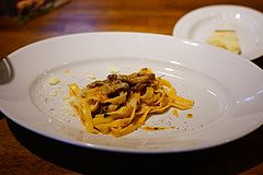 タベルナ・マイアーレ 牛ホホ肉の煮込みと茸のタリアテッレ