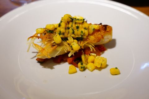 タベルナ・マイアーレ 鮮魚（ハマチ）とじゃがいものカリカリ焼き