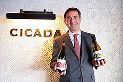 La Capitelle de Baronarqueを持つオーギュスタン氏