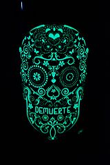 デムエルテ 光るラベル