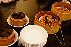 萬珍樓點心舗 鶏肉蓮の葉ちまきと牛モツ黒豆ソース蒸し