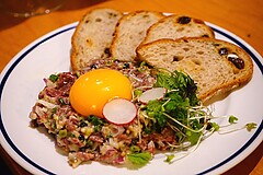 夜はお酒 昼はコーヒー torai 馬肉と生胡椒のタルタル