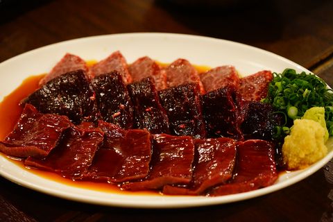 鯨の胃袋 西新橋本店 くじらの刺身 赤ミックス たれ