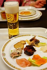 田沢湖レイクリゾート 前菜盛り合わせと生ビール