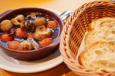 トラットリア・イタリア ツブ貝、チェリートマト、マッシュルームのアヒージョ