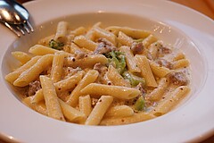 トラットリア・イタリア 牛バラ肉とブロッコリーのマスタードソース・ペンネ