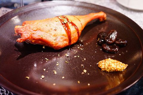 menu & wine ＜eld 鴨スモーク 骨付きモモ肉（コンフィ風）